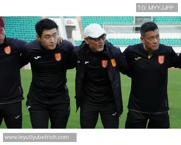 铜梁龙外援精彩头球破门助力球队打破僵局张外龙场边赞赏不断